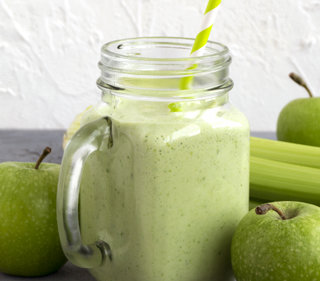 Batido con apio de Tozer® y manzana