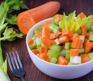 Ensalada crujiente con apio de Tozer® y zanahoria